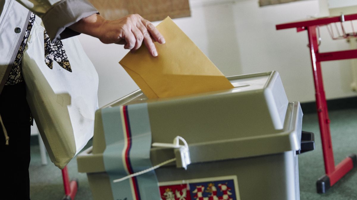 Protest proti volbám? Voliči házeli do uren jen prázdné obálky
